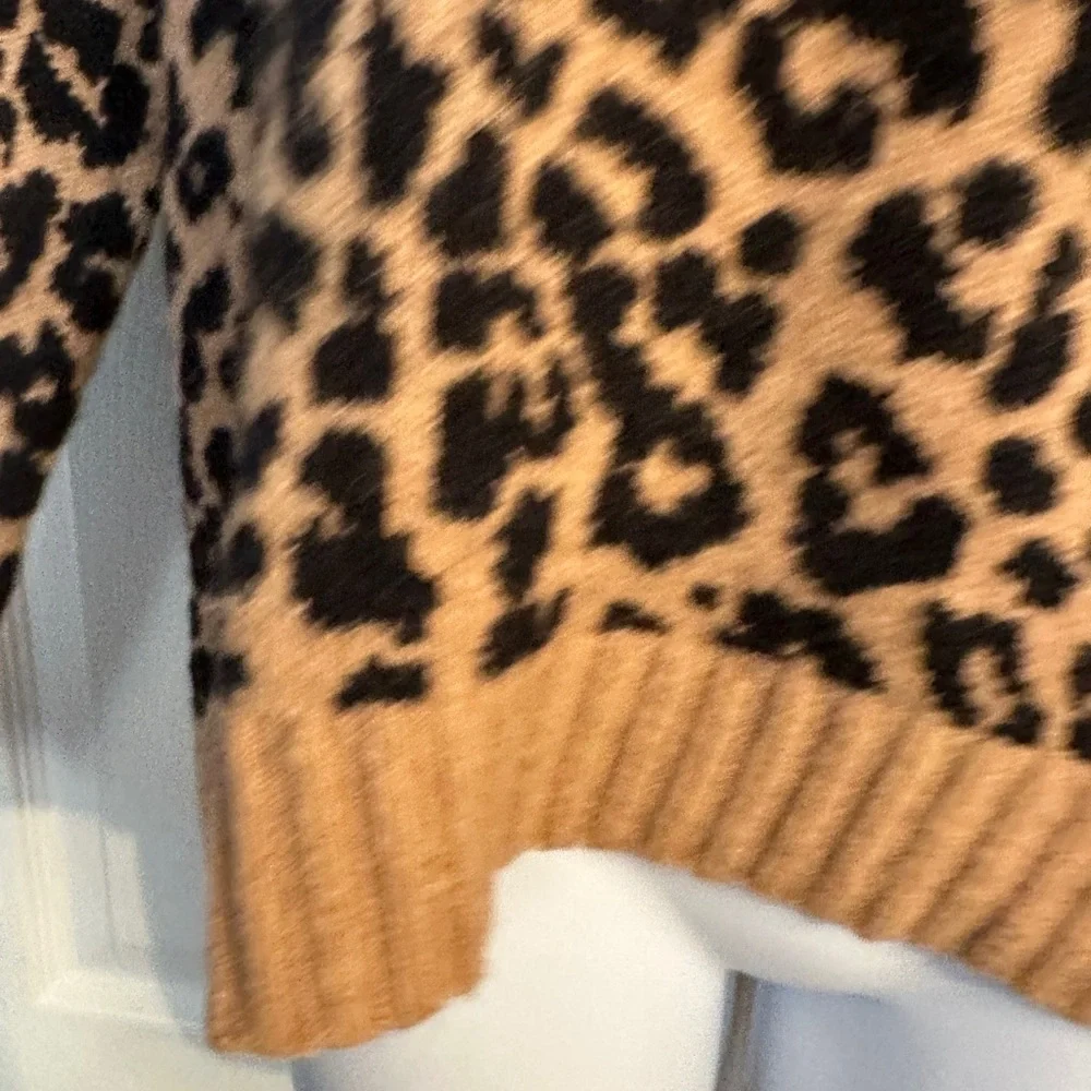 Turtleneck sweater in leopard Supersoft yarn. J.crew size small